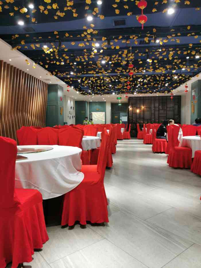 小贝壳海鲜酒楼(西荷花园店)-"来这家餐厅实属情节;口味嘛实在没有之