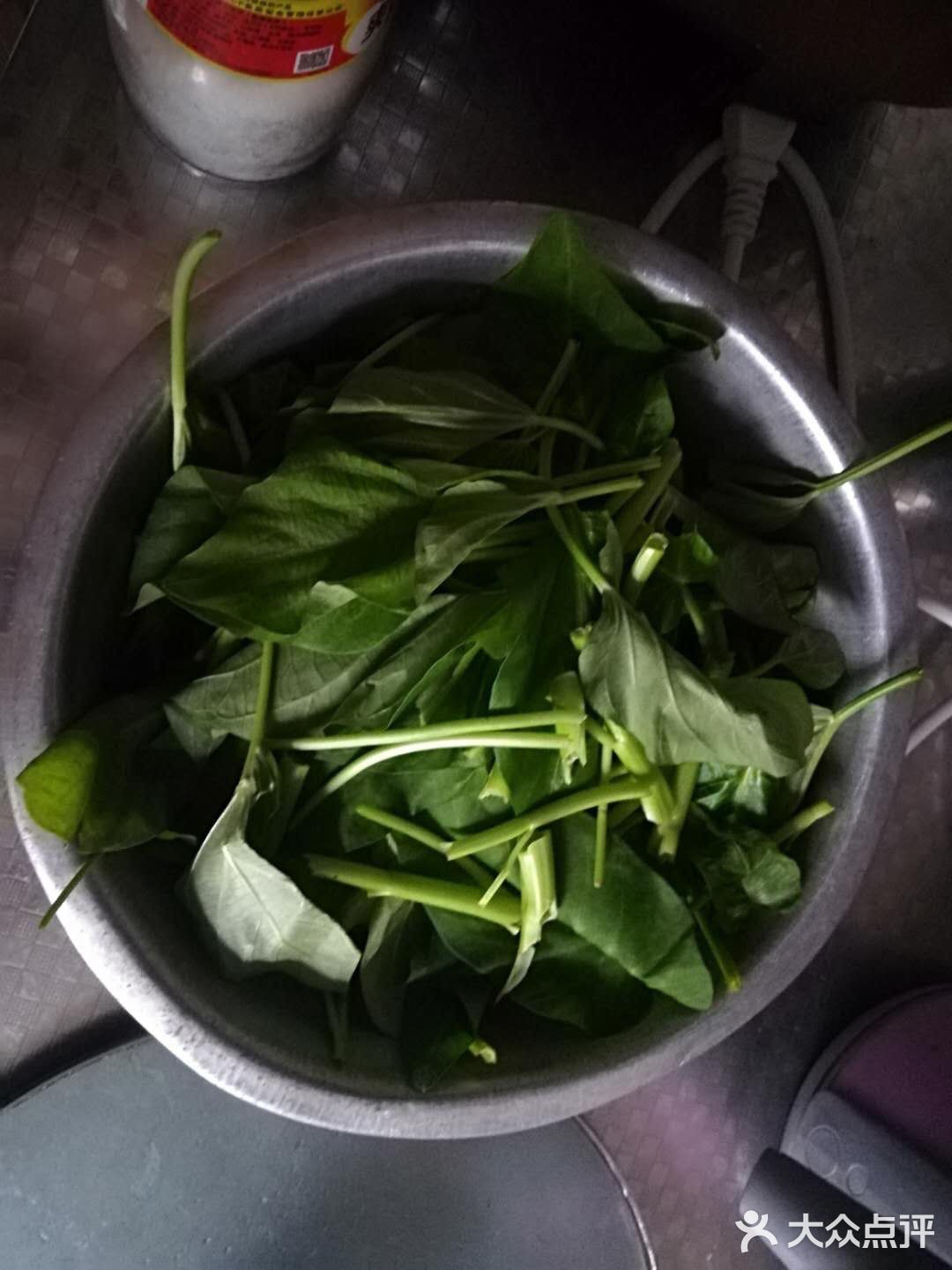 葱姜蒜 步骤:1.将空心菜摘成小段，去除老根