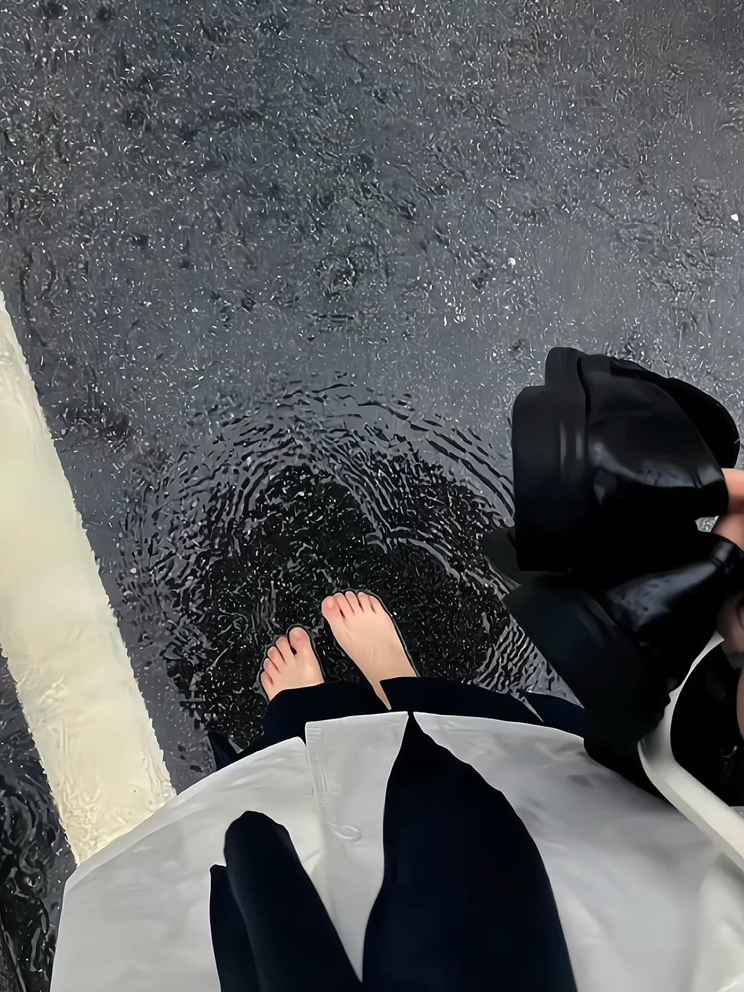 雨中光脚趟水,重拾儿时欢乐