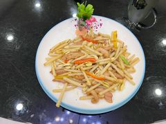 花生芽炒猪颈肉-庭苑美食中心·陈皮烧鹅·海鲜(台山店)