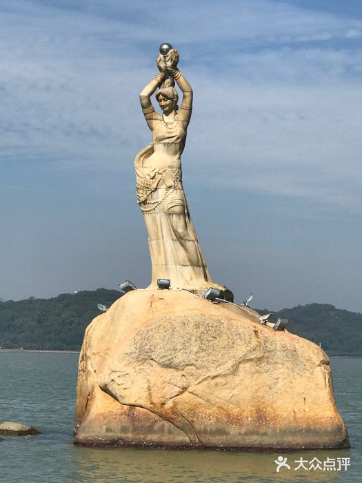 2,珠海渔女的故事珠海渔女雕像矗立在珠海风景秀丽的香炉湾畔,雕像