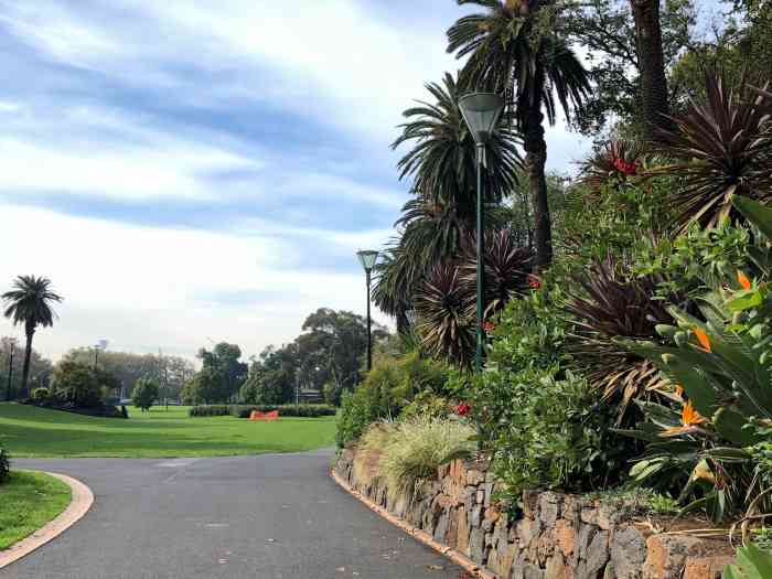 维多利亚女王花园-"女王花园在美术馆的对面,几乎就在去植物园.