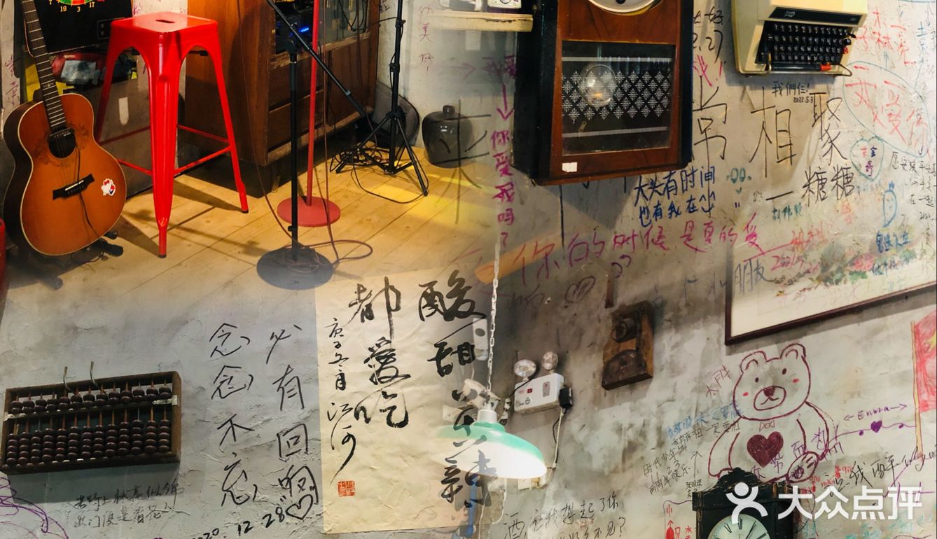 ‍♀️这家店的装饰以复古为主，连碗筷都是那种复古的感