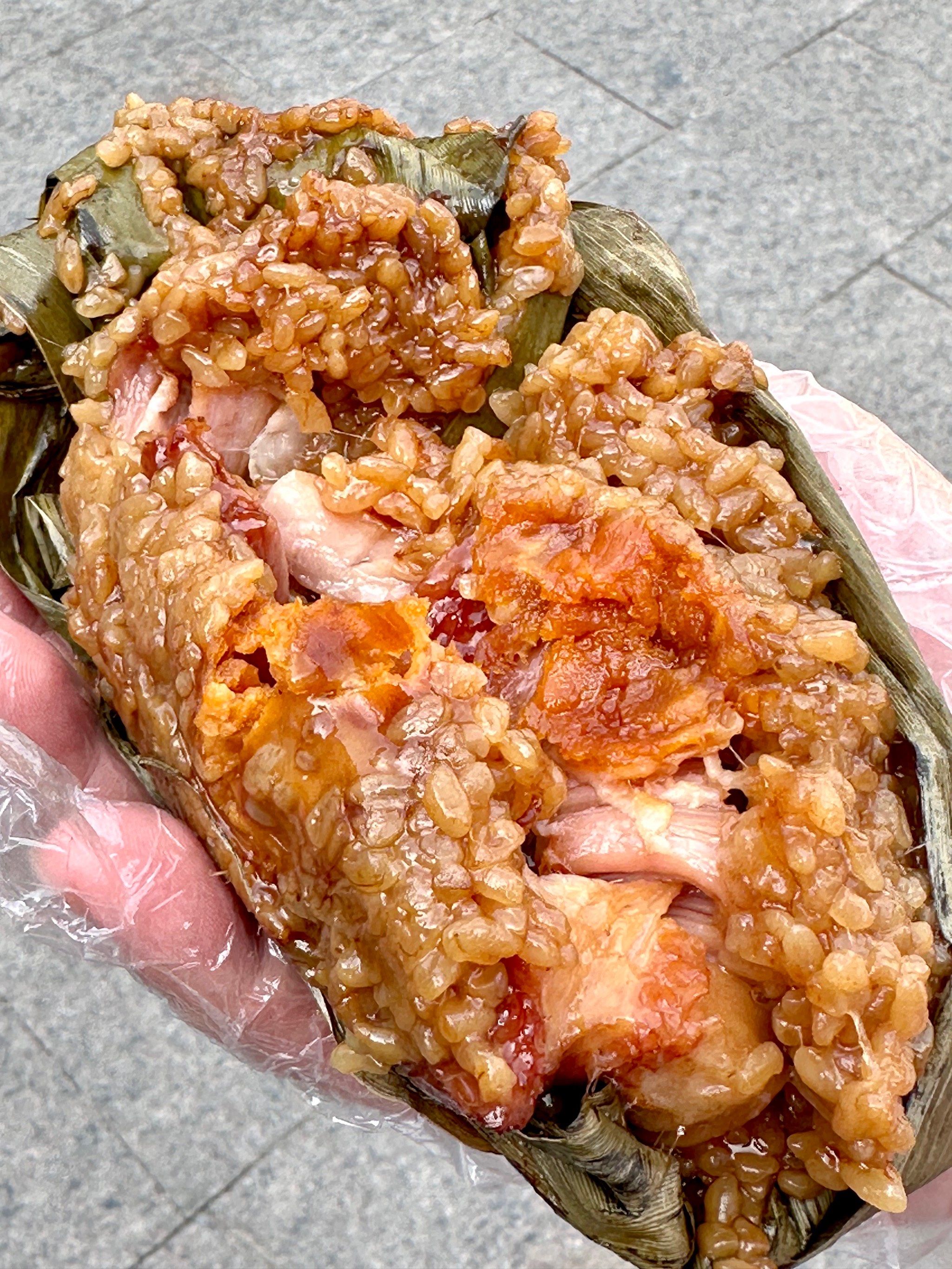 贼好吃
蜜枣甜粽甜甜糯糯哒很好吃#又到了炫粽子的时候 #真材实料