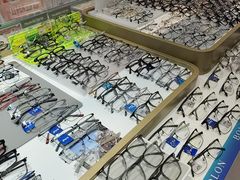 -美式眼镜·授权蔡司.依视路.尼康.豪雅.明月(人民广场店)