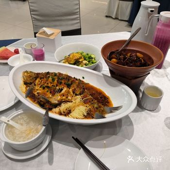 这家店的菜品真是丰富多样，色香味俱全 我点了泉水鱼和