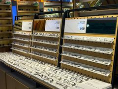 -LOOK眼镜·蔡司依视路配镜(宝山万达店)