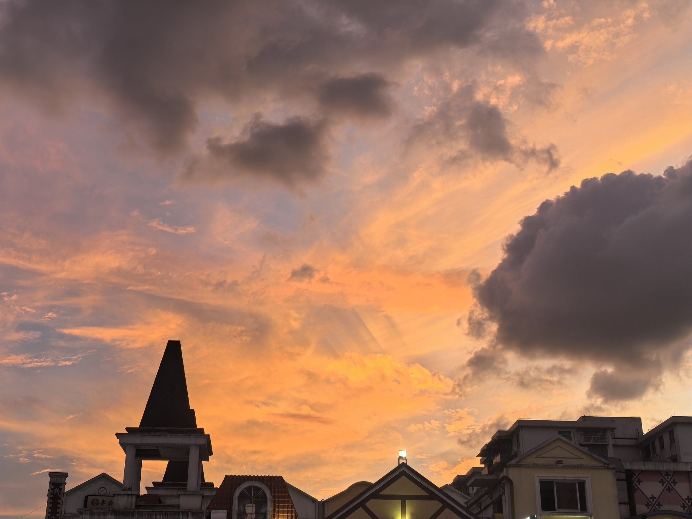 漫步欧式建筑群的黄昏