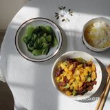 先把里脊肉裹上淀粉鸡蛋在锅里炸一下