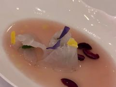 皇帝鱼刺身配牛油果和小红萝卜-Jean Georges