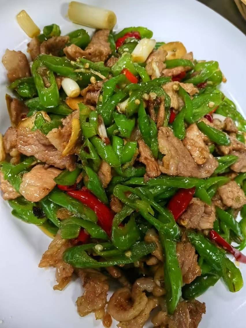 绿色的青椒搭配嫩滑的猪肉,颜色看起来就让人忍不住食欲