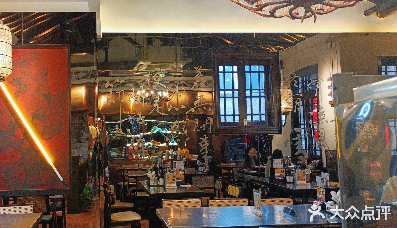 氛围感餐厅大赏 餐厅的环境氛围感很好，依窗外望