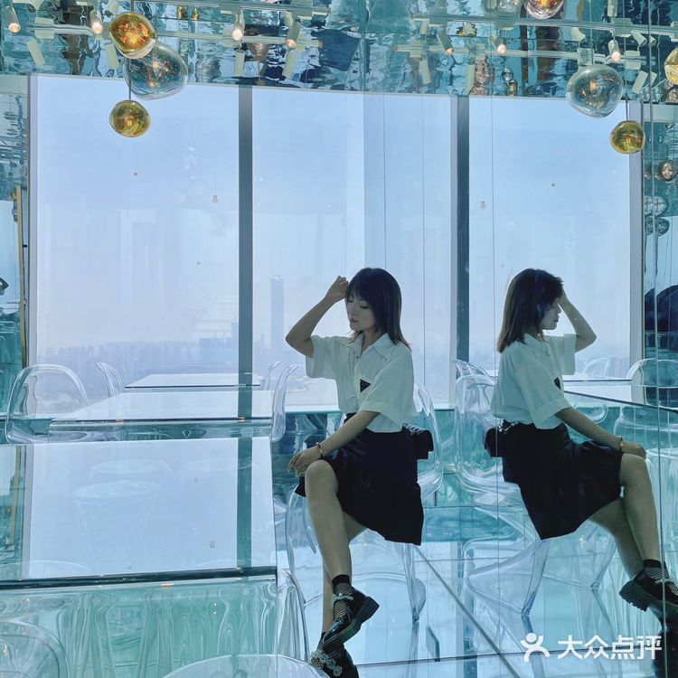 东方之门的水晶宫咖啡店！非常出片！