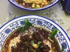 特色炸酱面-渝之汇牛肉豌杂面