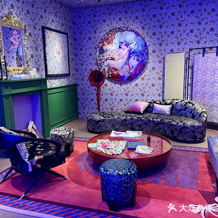 OOTD如何拍出GUCCI海报风?你只缺一条花丝巾