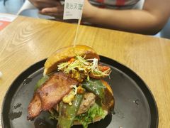 川味椒香芝心牛堡-龙治汉堡(中华城店)