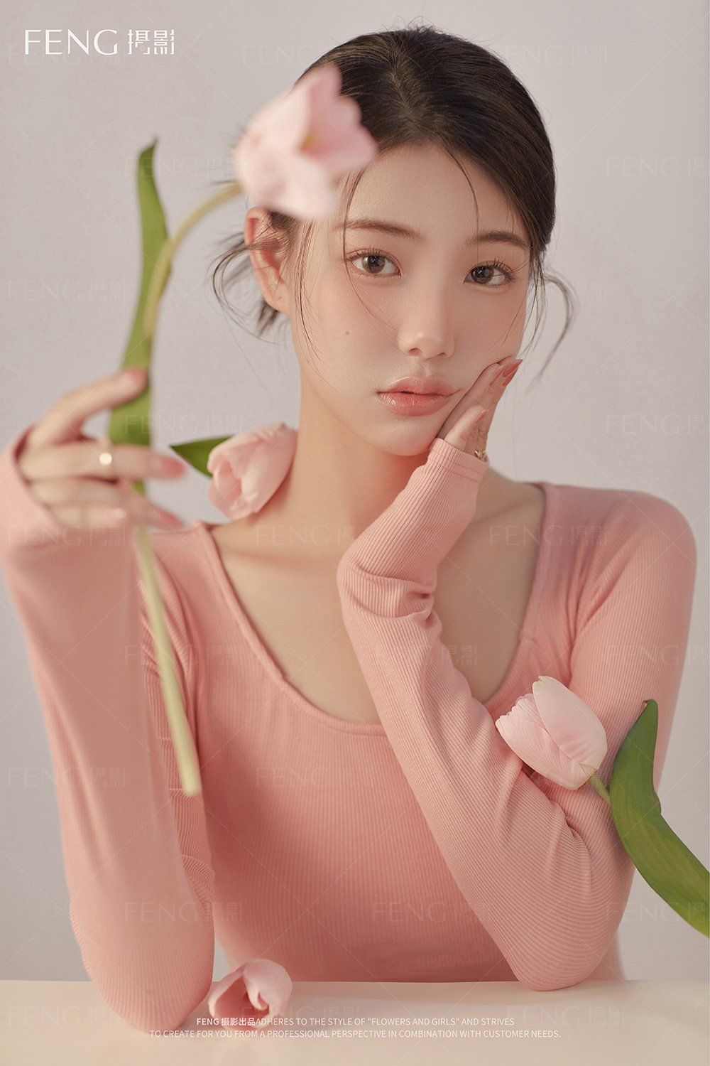 手拿郁金香的少女