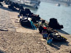 -多瑙河畔鞋履雕塑