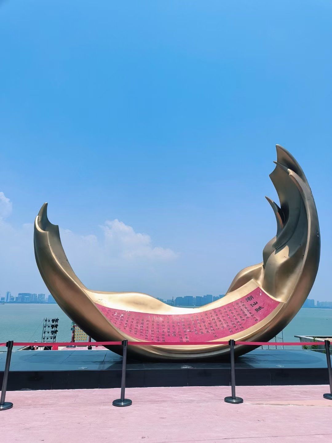 红头船,船头鱼眼朝下寓意会收获满仓,船尾