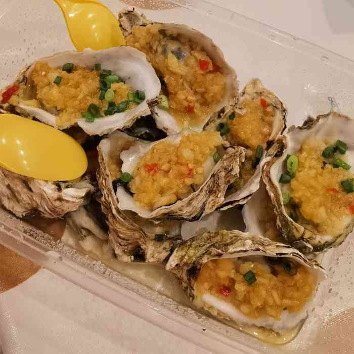 路过这家店,被扑鼻的蒜蓉香味吸引了,一看居然是烤生蚝,洗和