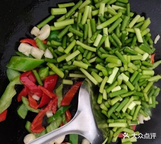 超下饭的蒜苔木耳炒肉就在这里