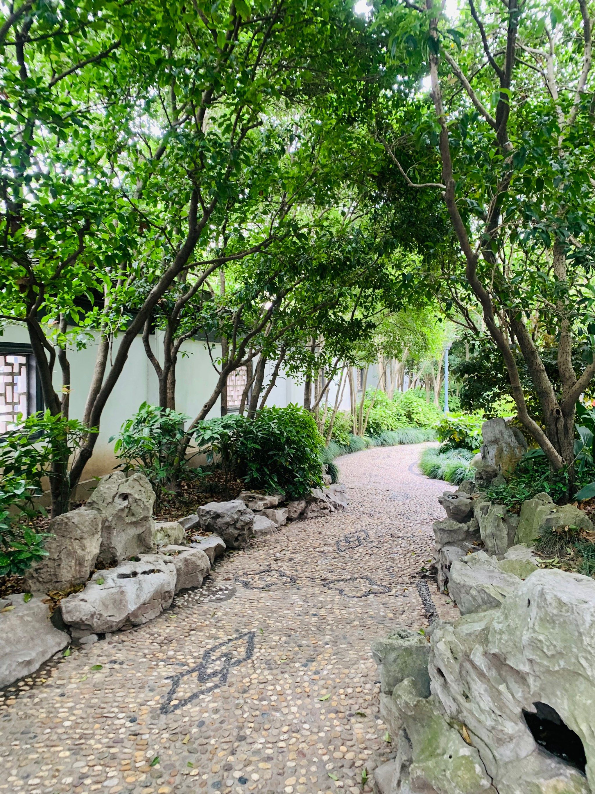 曲径通幽的小路也是古典园林的一大亮点