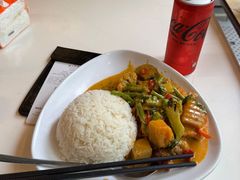 椰汁紅咖喱配泰東北街頭炸雞-农民泰国菜