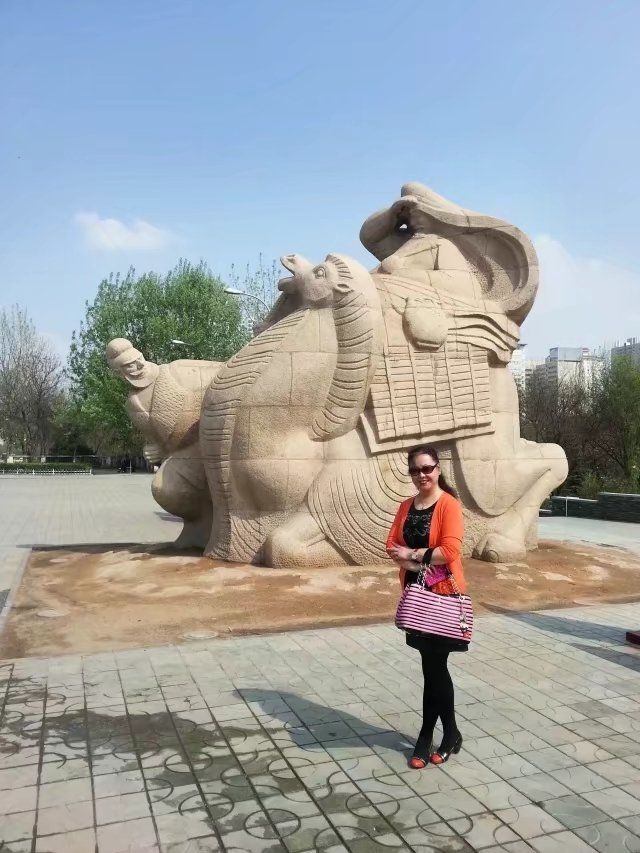 兰州市民广场上的这尊"丝绸古道"雕塑,以汉朝张骞开辟的丝绸古道为