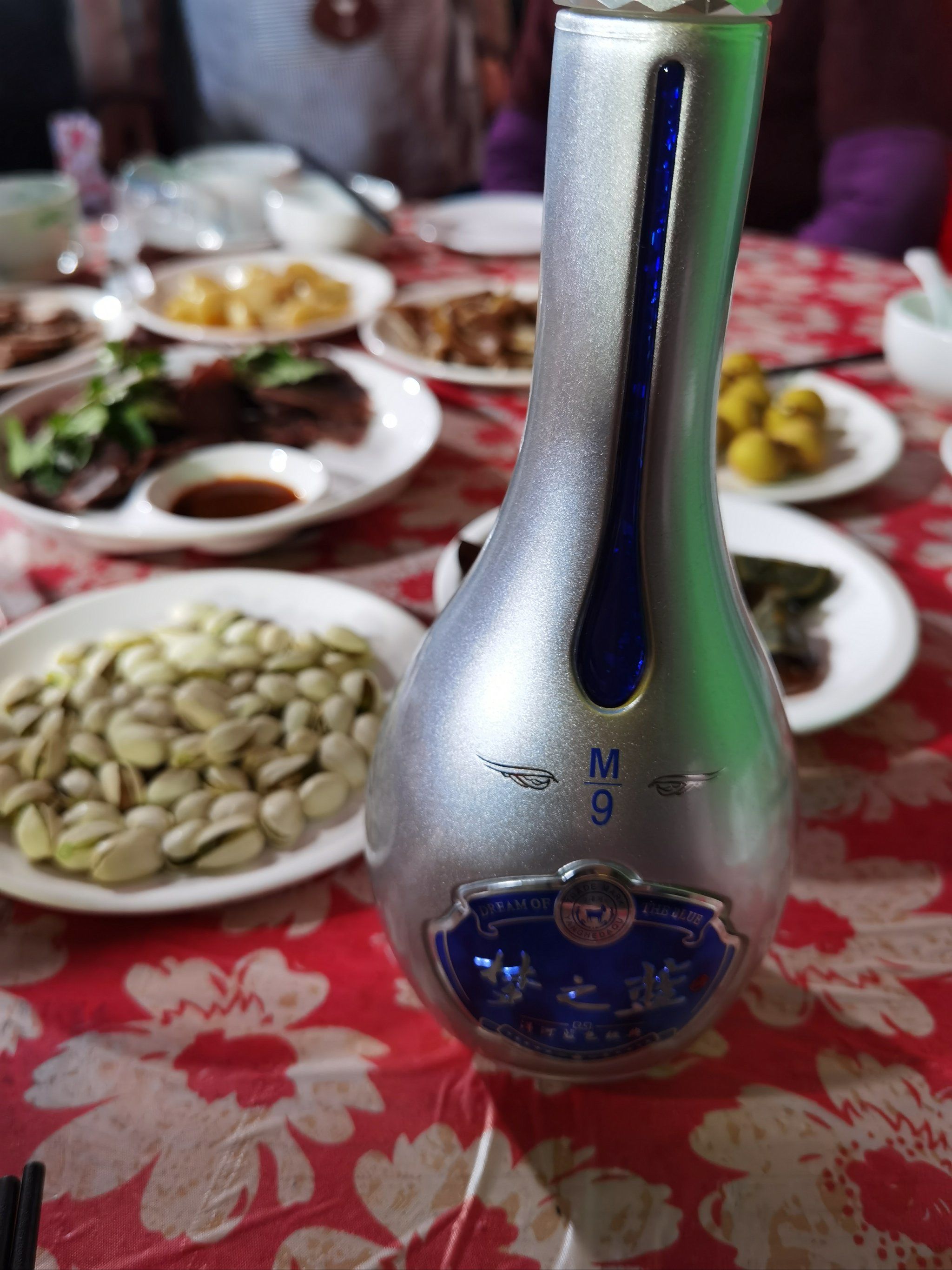 看这个酒就知道今天这个家宴规格不低
