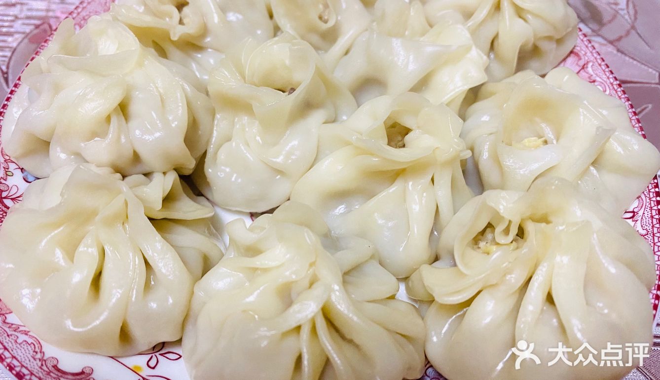 每个饺子皮中间放入肉末，大拇指按住一个方向打折成一圈