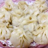 每个饺子皮中间放入肉末，大拇指按住一个方向打折成一圈