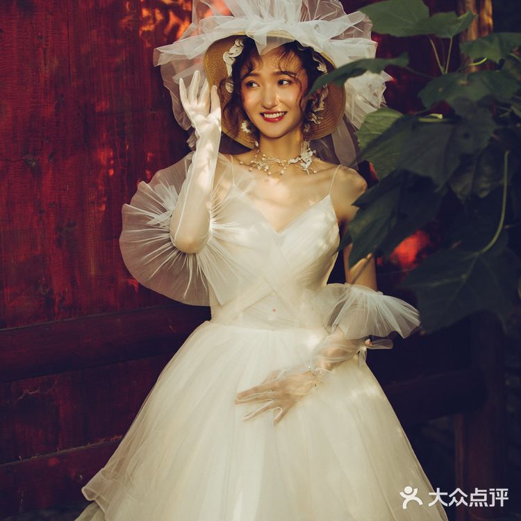 今天和大家分享一组轻复古森系婚纱客片作品