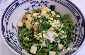 Freshly Rolled Oil-Poured Spinach Noodles