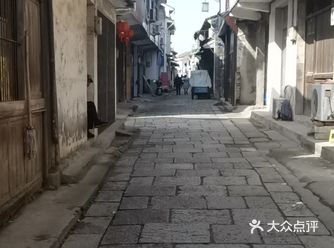鸣鹤古镇绝对是必去的地方，里面的东西好吃而且不贵