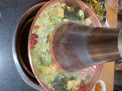 -果松木炭酸菜铜火锅·外婆参鸡汤