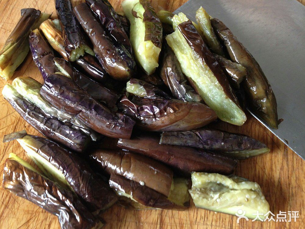 茄子去蒂洗净后用毛巾擦干水分