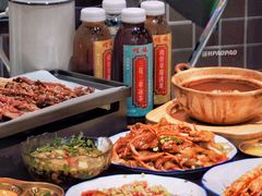 -何妹湿辣牛肉·粤式烧烤砂煲(桂雅路店)