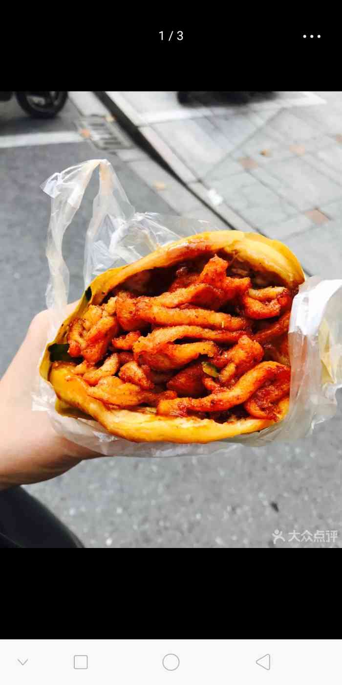 但是当看到肉夹馍的分量后,真的是被惊讶到了,量真的很大,鸡柳很嫩,又