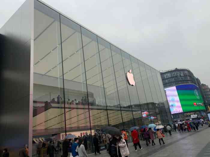 apple零售店(西湖店)-"交通,地铁1号线龙翔桥站c出口出来就能看.