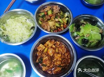 最近我们单位都在提粮食危机问题，队长还亲自到食堂来给