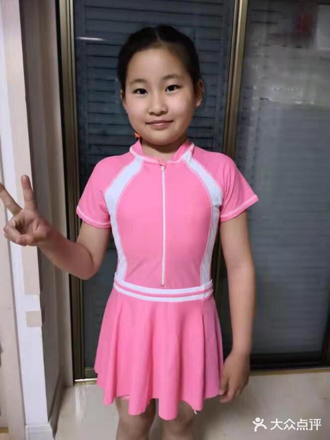 喜欢游泳的孩子性格很好。