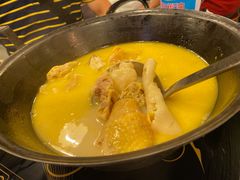 浓厚原只鸡煲花胶汤-鲜入围煮花胶鸡海鲜火锅