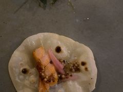 烟熏三文鱼配烤饺子皮和芥末籽酱-BOR Eatery(安福路店)