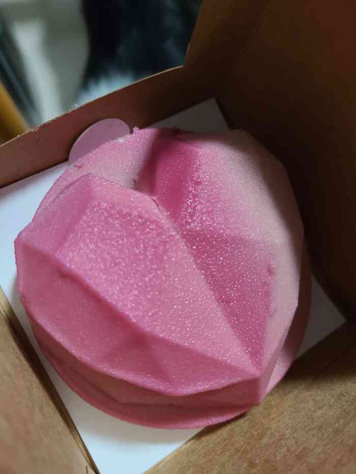 打分 星巴克新出了这个心形蛋糕 外表真的还不错 里面口味一般 还要45