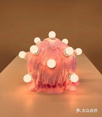 膨胀的落地灯  Joseph Algieri