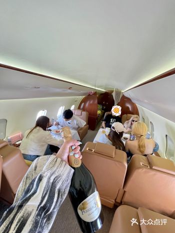 听到朋友说这边有一个空位可以蹭,立马丢了头等舱机票来