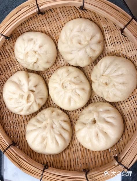 家里做了两次包子吧，网上查的包饺子的手法