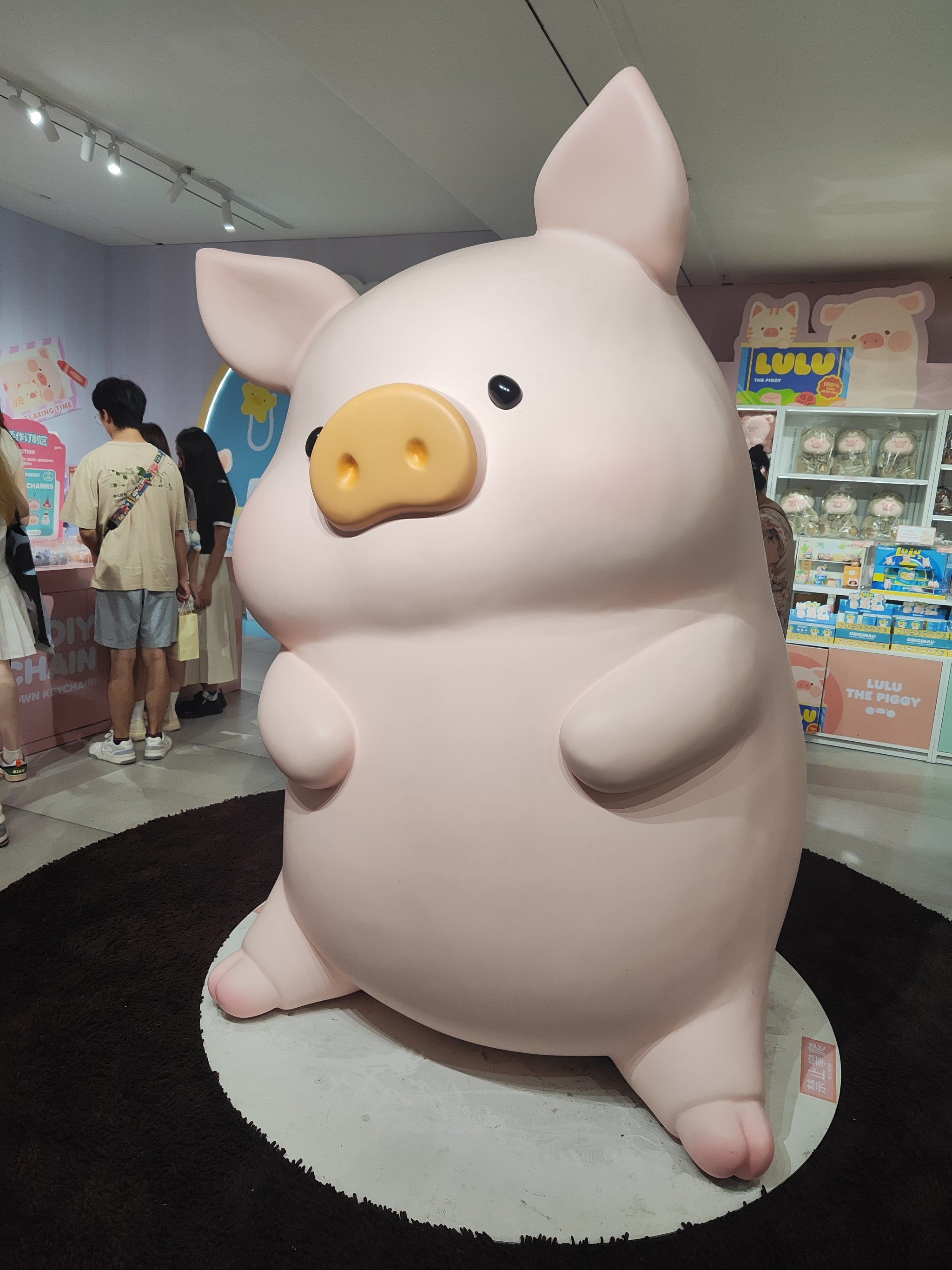 小猪玩偶萌态尽显