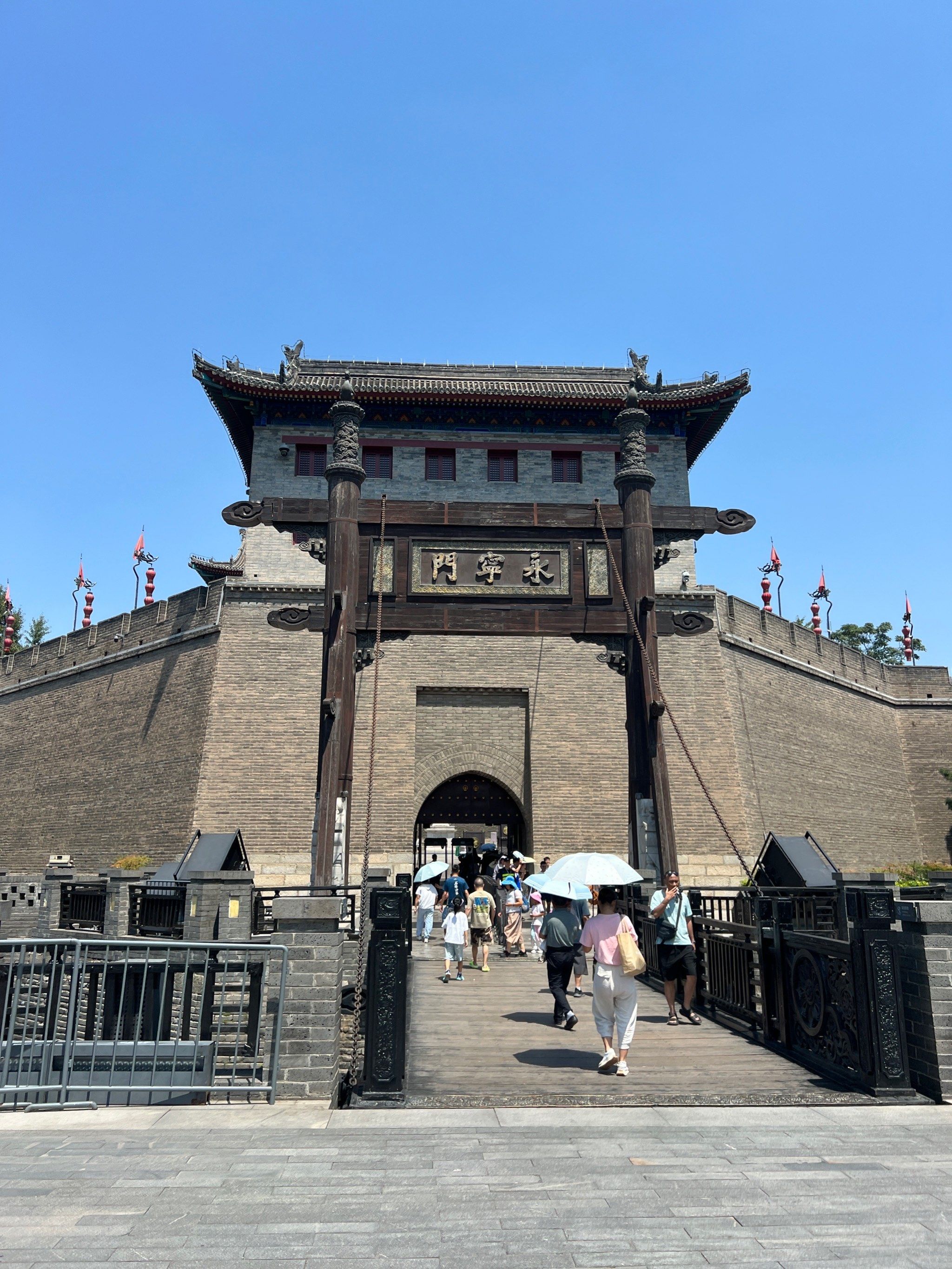 西安城墙共有城门18座,其中