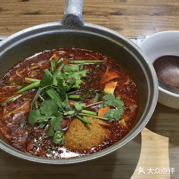 这家铁锅米线和重庆一个味！[调皮]
